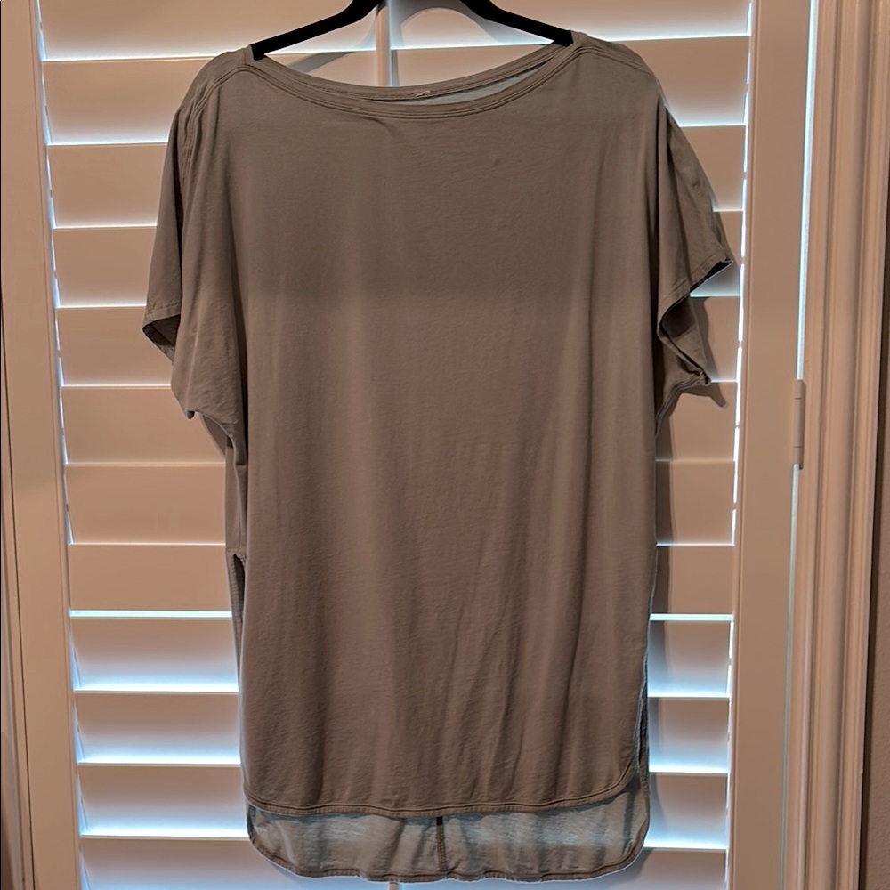 Lululemon relaxed high/low top with side slits.